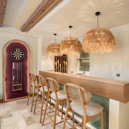 A Lyric Retreat Of Romance, Erato * Kaş