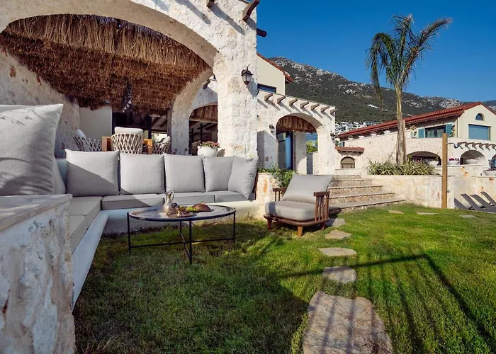 A Lyric Retreat Of Romance, Erato فيلة