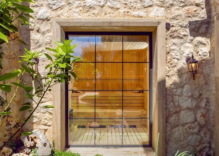 A Lyric Retreat Of Romance, Erato فيلة كاس
